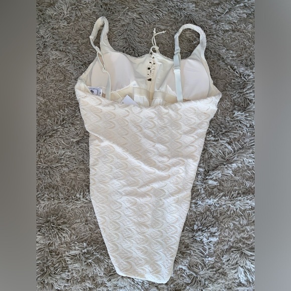 Andie NWT The Macao One Piece Scallop Crochet Size XL Color Gardenia Classic - Picture 5 of 9